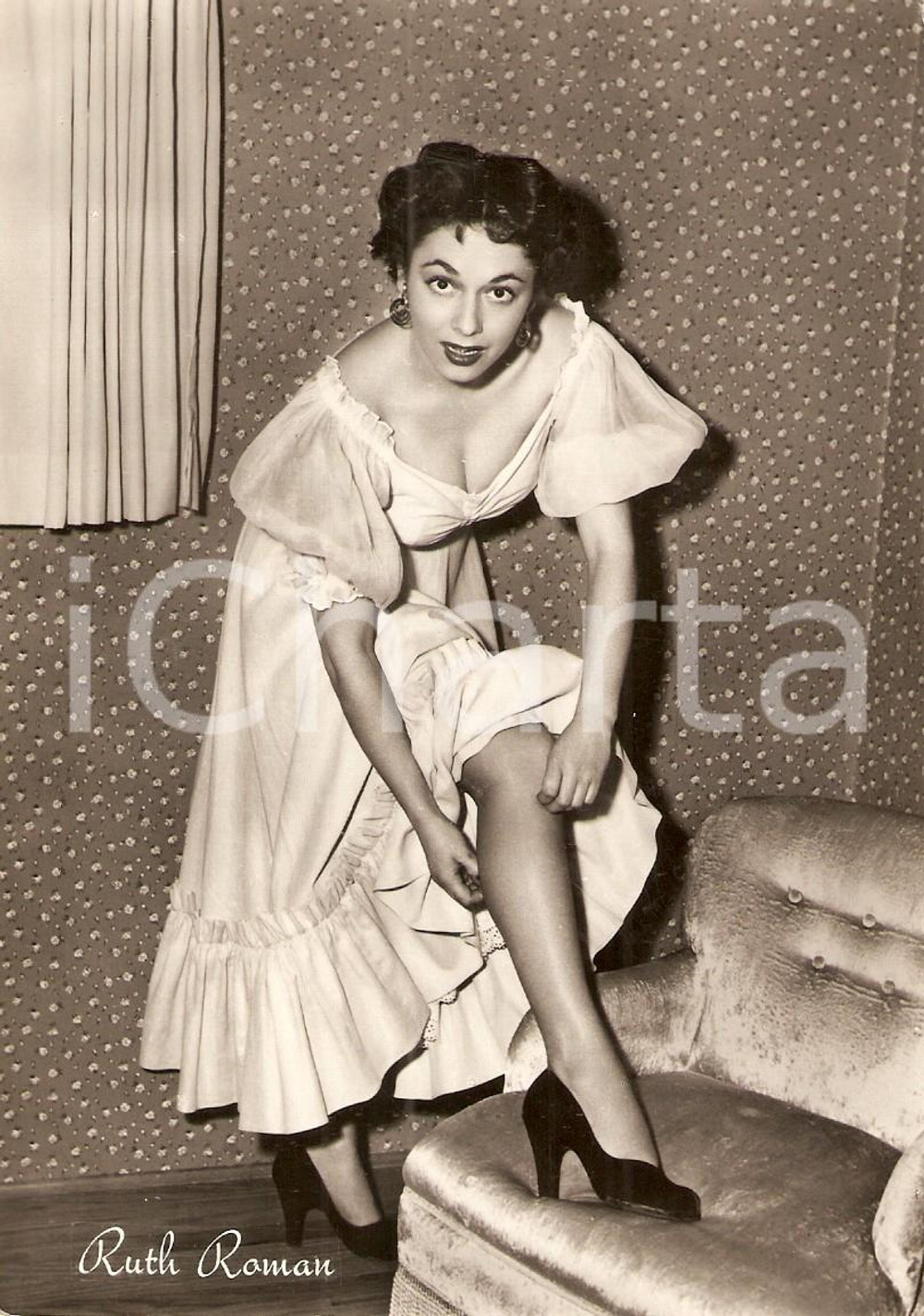 Cartolina originale da collezione 1955 ca CINEMA Ruth ROMAN wearing silk stockings METRO GOLDWYN MAYER *Cartolina 1