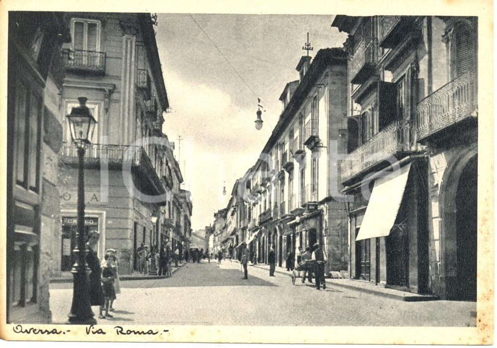 Cartolina originale da collezione 1940 ca AVERSA CE Scorcio di via ROMA con porta NAPOLI  ANIMATA FG NV 1