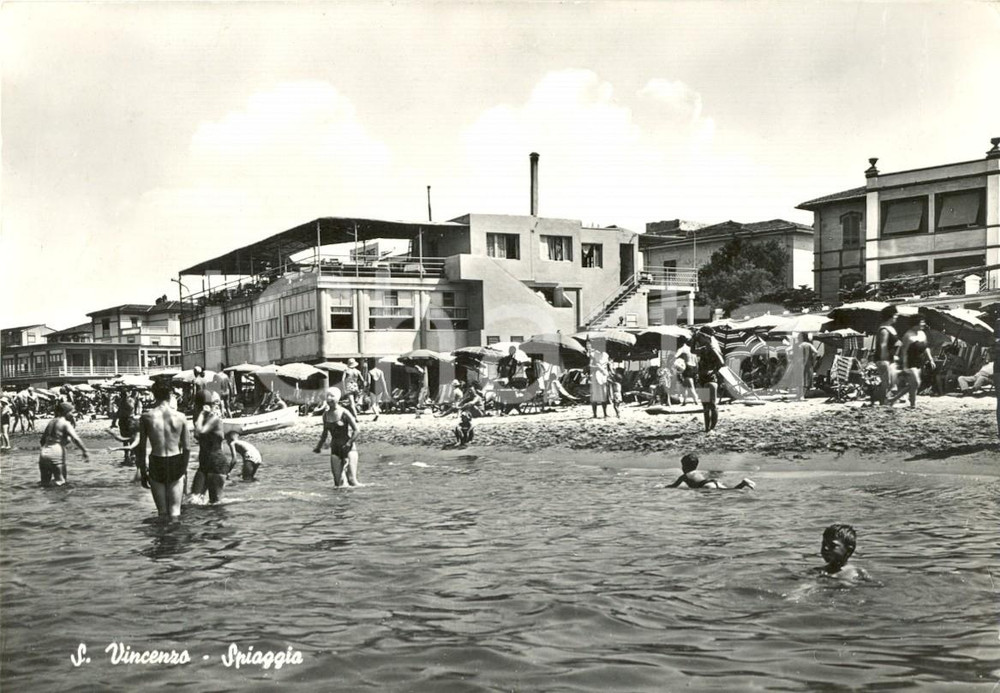 Cartolina originale da collezione 1967 SAN VINCENZO (LI) Spiaggia con bagnanti *Cartolina postale animata FG VG 1