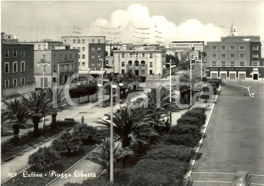 Cartolina originale da collezione 1958 LATINA Veduta di PIAZZA LIBERTA' con BANCO DI SANTO SPIRITO Cartolina FG VG 1