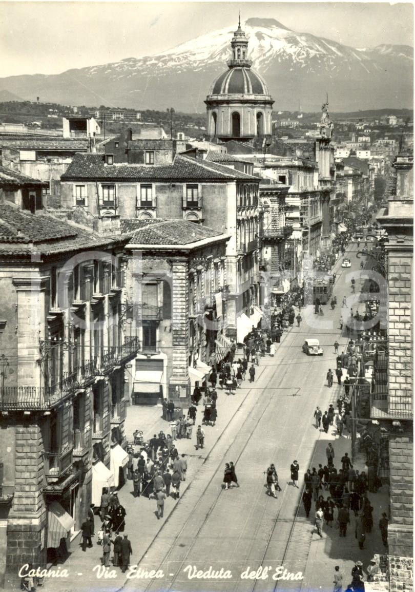 Cartolina originale da collezione 1951 CATANIA Veduta di VIA ETNEA con passanti Cartolina postale ANIMATA FG VG 1