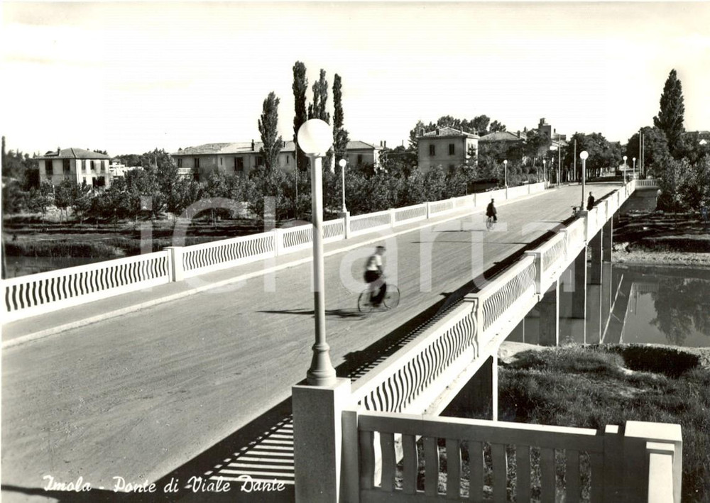Cartolina originale da collezione 195o ca IMOLA BO In bicicletta sul ponte di VIALE DANTE Cartolina animata FG 1