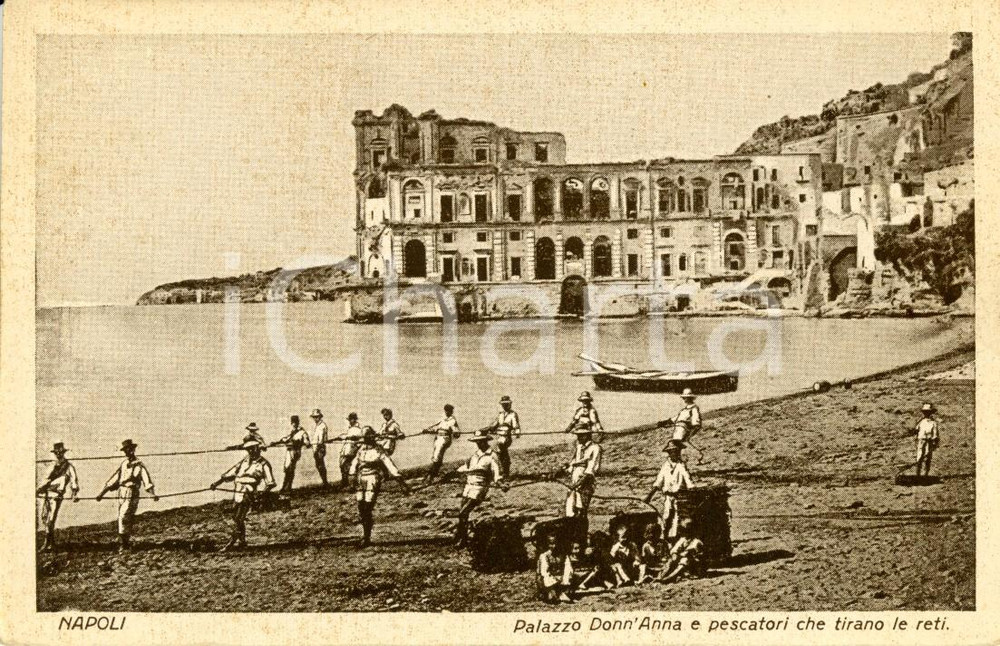 Cartolina originale da collezione 1930 ca NAPOLI Pescatori ritirano le reti davanti a Palazzo DONN'ANNA ANIMATA FP 1