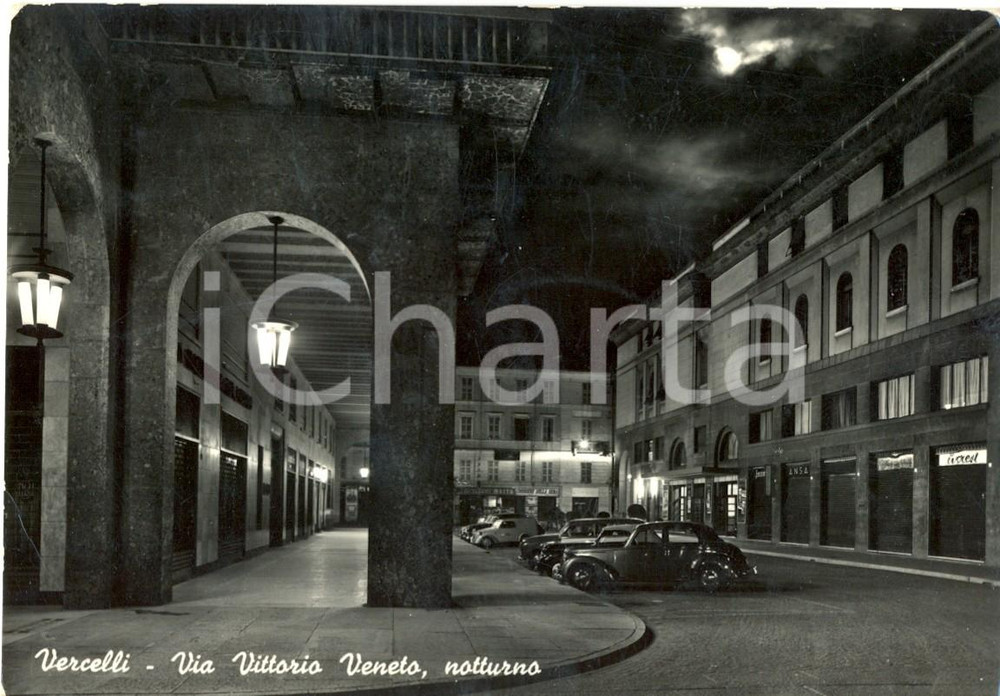 Cartolina originale da collezione 1955 VERCELLI Via VITTORIO VENETO di notte *Cartolina postale FG VG 1