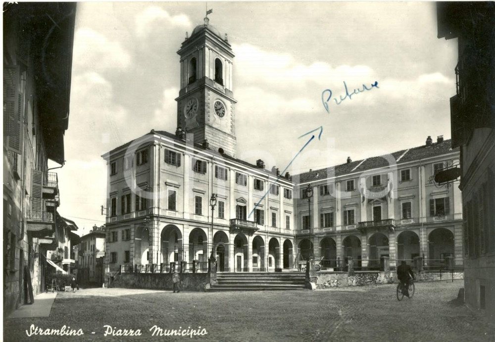 Cartolina originale da collezione 1958 STRAMBINO (TO) Piazza del Municipio con passanti *Cartolina postale FG VG 1