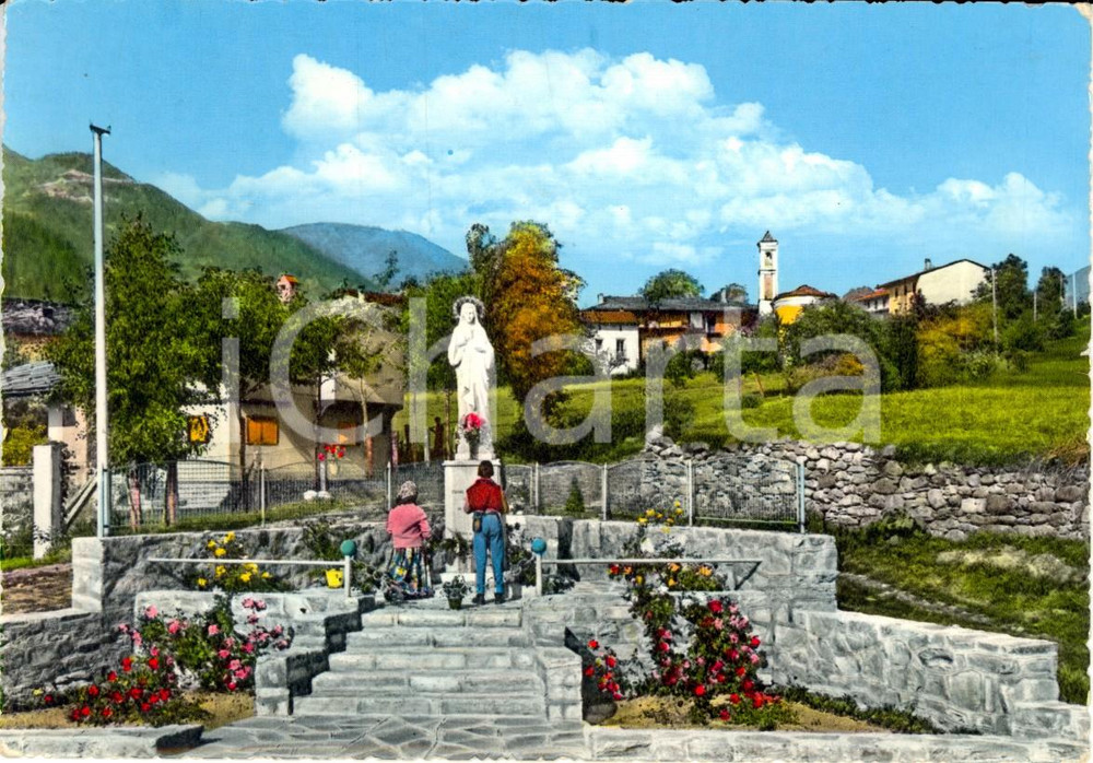 Cartolina originale da collezione 1960 SAMPEYRE (CN) VALLE VARAITA Donna e bambino in preghiera con statua Madonna 1