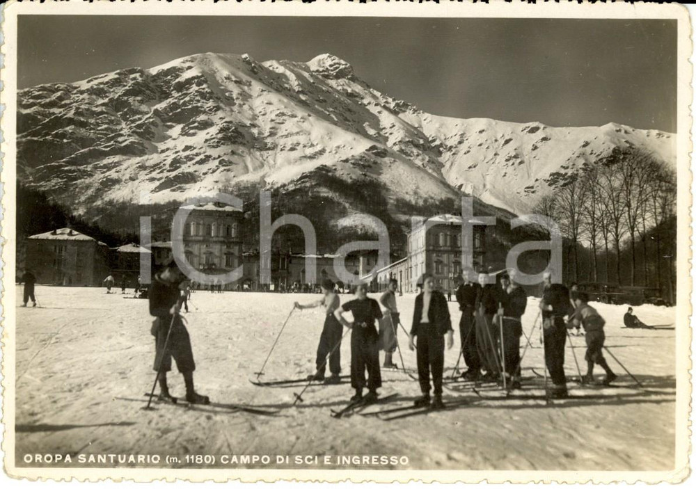 Cartolina originale da collezione 1940 ca OROPA (BI) Sciatori in posa davanti al santuario Cartolina ANIMATA FG NV 1