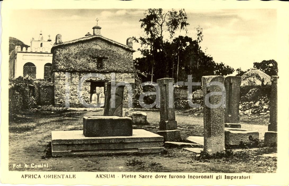 Cartolina originale da collezione 1940 ca AKSUM ETIOPIA COSTUMI Pietre sacre per incoronazione imperatori FP NV 1