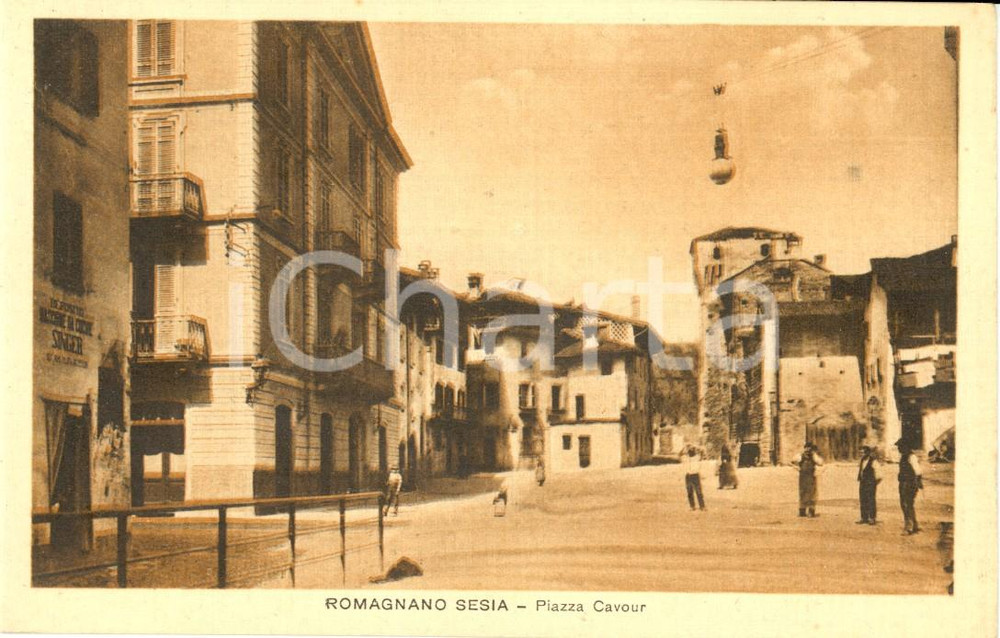 Cartolina originale da collezione 1930 ca ROMAGNANO SESIA (NO) Veduta di piazza CAVOUR - Deposito SINGER *ANIMATA 1