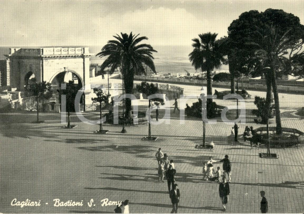 Cartolina originale da collezione 1950 ca CAGLIARI I Bastioni di SAINT REMY *Cartolina postale ANIMATA FG NV 1