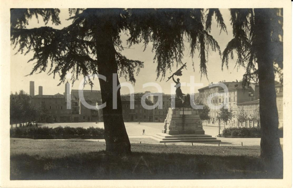 Cartolina originale da collezione 1930 ca BOLOGNA Piazza 8 AGOSTO con monumento ai caduti *Cartolina FP NV 1