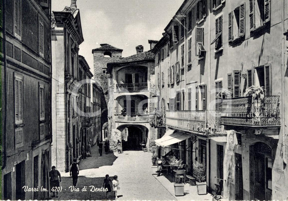 Cartolina originale da collezione 1950 ca VARZI PV Veduta via di DENTRO Cartolina postale ANIMATA FG NV 1