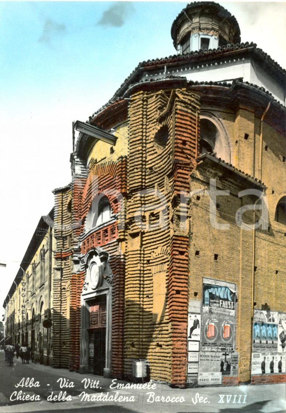 Cartolina originale da collezione 1967 ALBA (CN) Via VITTORIO EMANUELE Chiesa della MADDALENA insegna LONGINES *FG 1