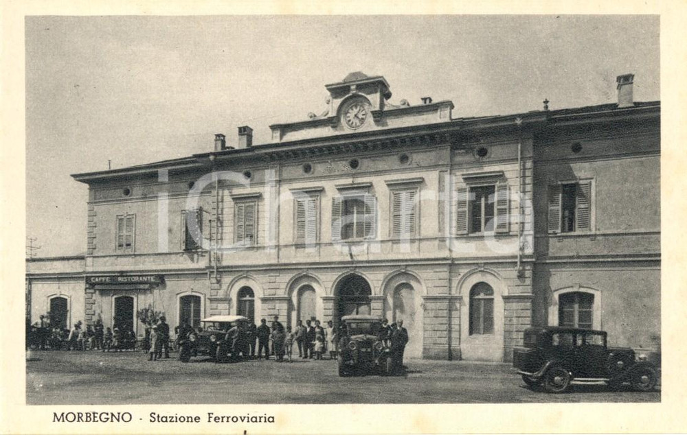 Cartolina originale da collezione 1930 ca MORBEGNO SO Veduta della stazione ferroviaria ANIMATA con auto FP NV 1