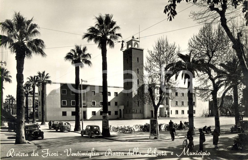 Cartolina originale da collezione 1950 ca VENTIMIGLIA (IM) Veduta piazza LIBERTA' e Municipio *ANIMATA FP NV 1
