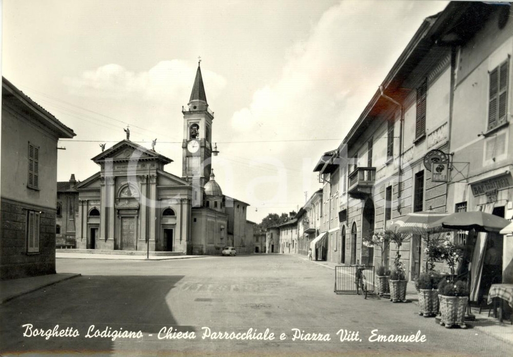 Cartolina originale da collezione 1962 BORGHETTO LODIGIANO (LO) Piazza VITTORIO EMANUELE con chiesa e CaffÃ¨ JESI 1