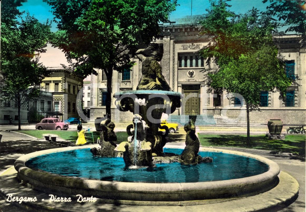 Cartolina originale da collezione 1958 BERGAMO Piazza DANTE con Fontana della FIERA ANIMATA con FIAT 850 FG VG 1