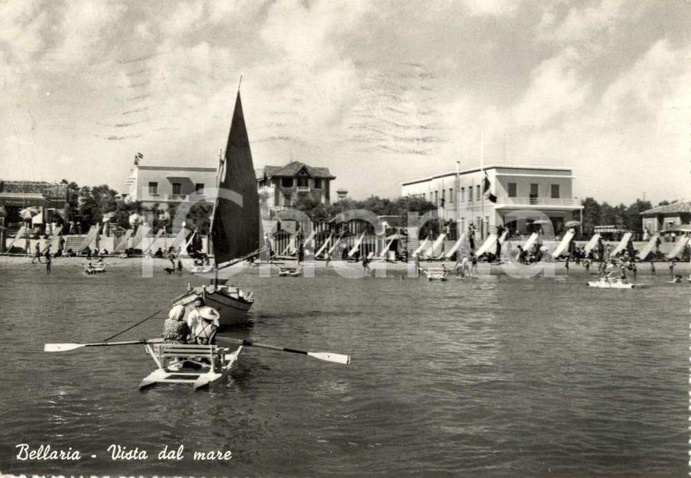 Cartolina originale da collezione 1955 BELLARIAIGEA MARINA RN Vela e pedalÃ² davanti alla spiaggia ANIMATA VG 1