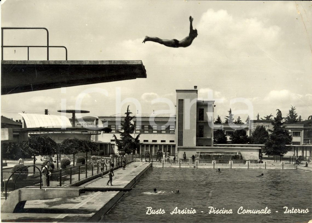 Cartolina originale da collezione 1955 BUSTO ARSIZIO (VA) Tuffo dal trampolino alla piscina comunale *ANIMATA VG 1