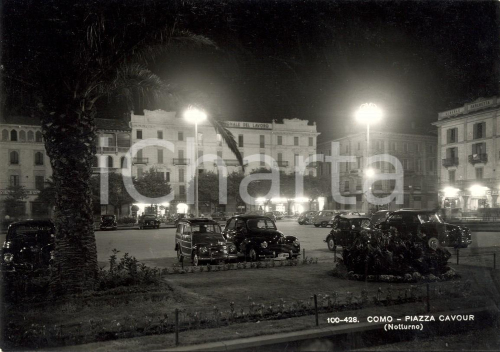 Cartolina originale da collezione 1950 ca COMO Veduta notturna di Piazza CAVOUR Cartolina ANIMATA con auto FG NV 1