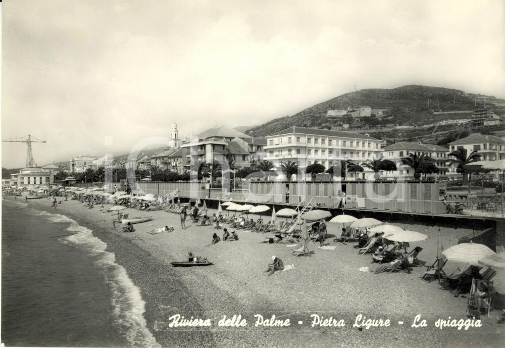 Cartolina originale da collezione 1950 ca PIETRA LIGURE (SV) - Riviera PALME Bagnanti sulla spiaggia *Cartolina NV 1