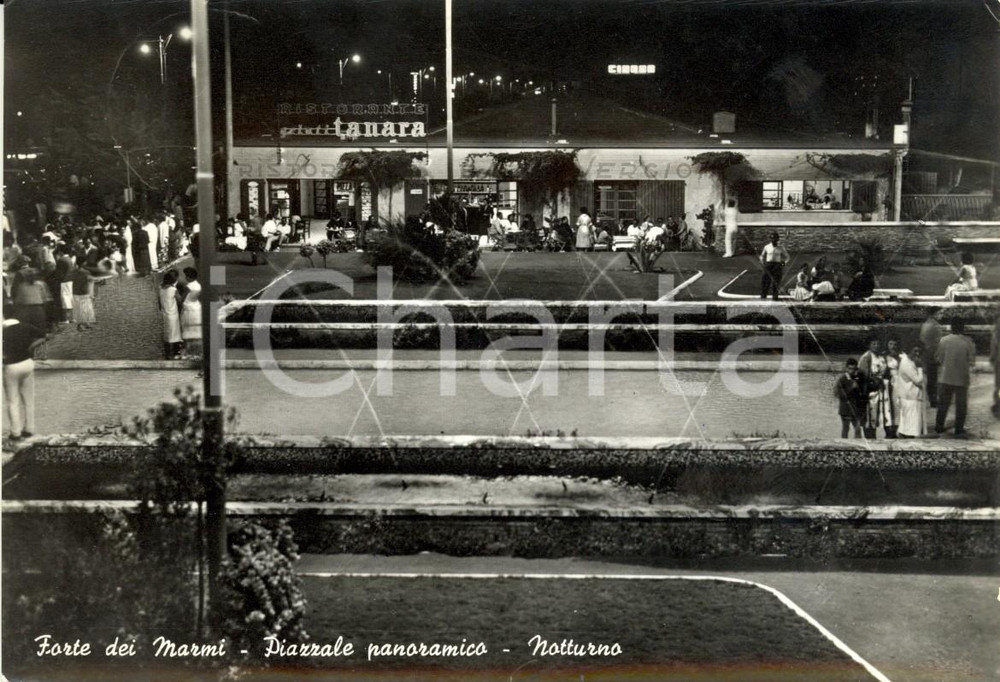 Cartolina originale da collezione 1960 FORTE DEI MARMI (LU) Veduta notturna piazzale e Ristorante TANARA *ANIMATA 1