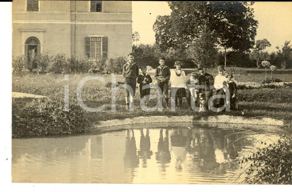 Fotografia d epoca originale 1916 PIACENZA ? Famiglia con sei bambini in giardino Foto cartolina FP VG 1