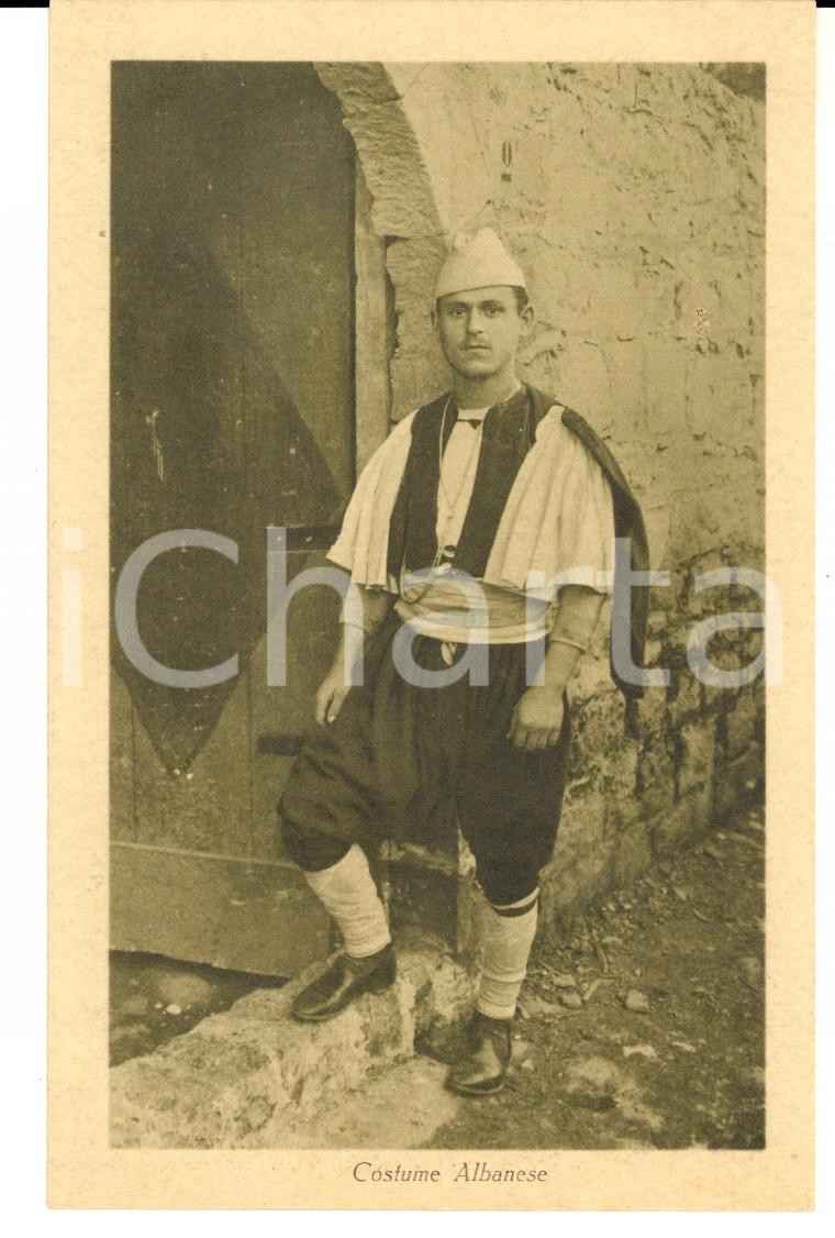 Cartolina originale da collezione 1930 ca COSTUMI ALBANIA Giovane uomo in costume tradizionale Cartolina FP 1
