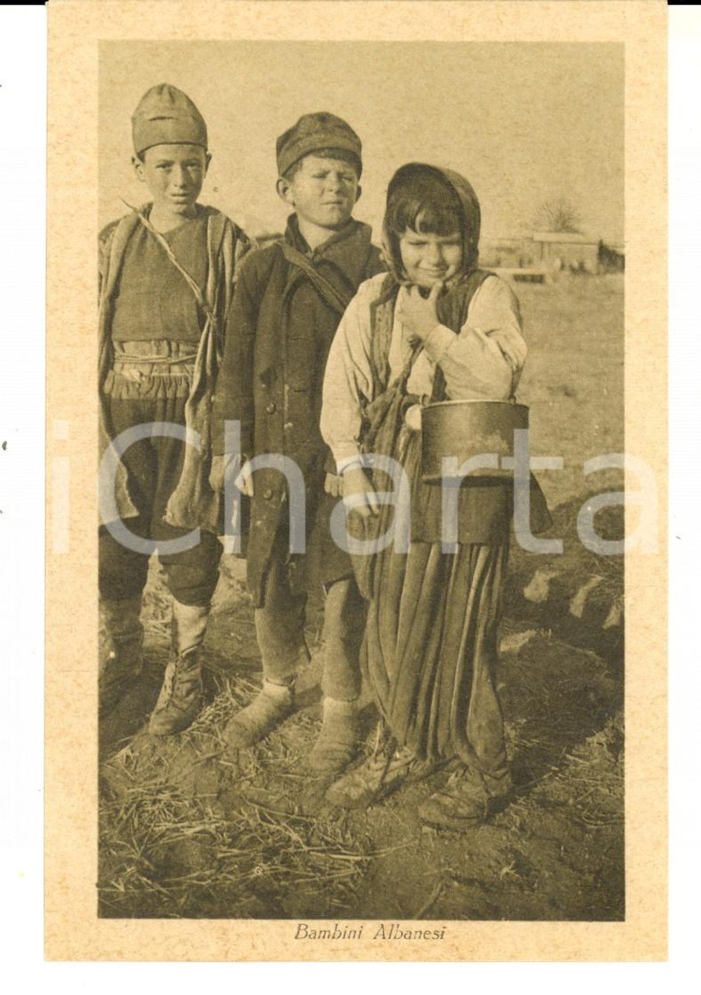 Cartolina originale da collezione 1930 ca COSTUMI ALBANIA Bambini albanesi nei campi *Cartolina postale FP NV 1