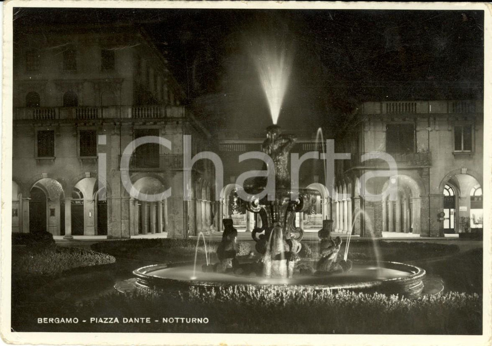 Cartolina originale da collezione 1940 BERGAMO Veduta notturna di Piazza DANTE con fontana *Cartolina FG VG 1