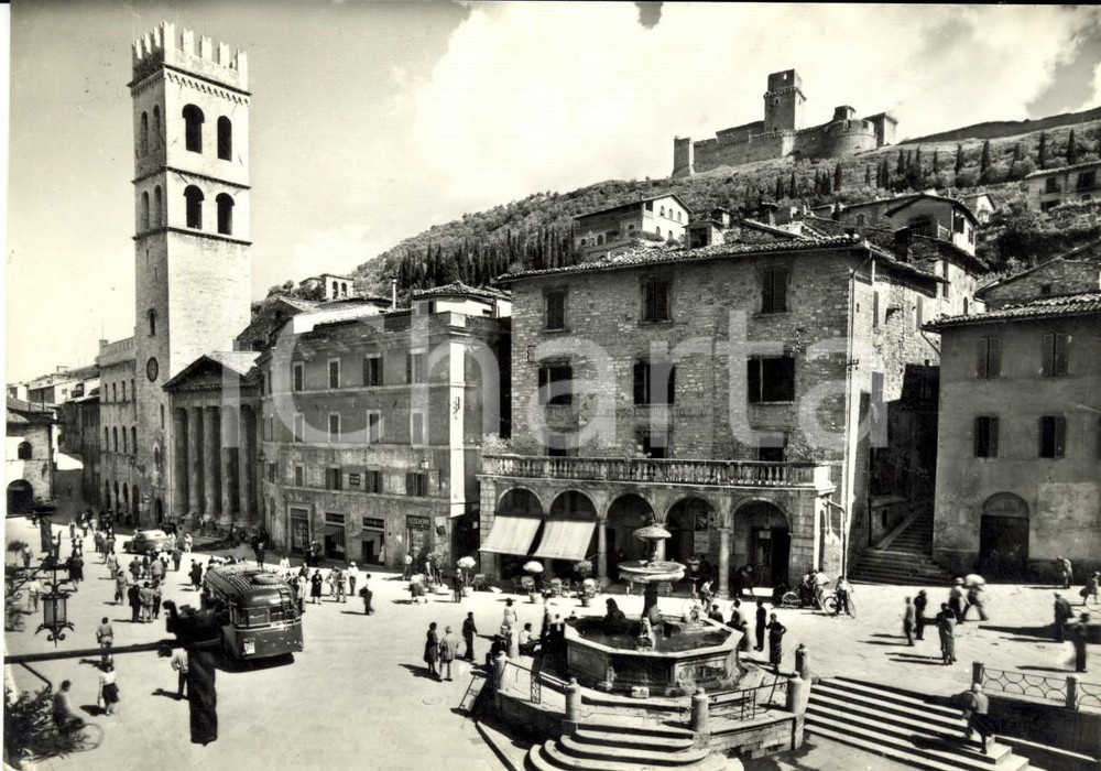 Cartolina originale da collezione 1957 ASSISI PG Piazza del Comune Cartolina ANIMATA con corriera FG VG 1