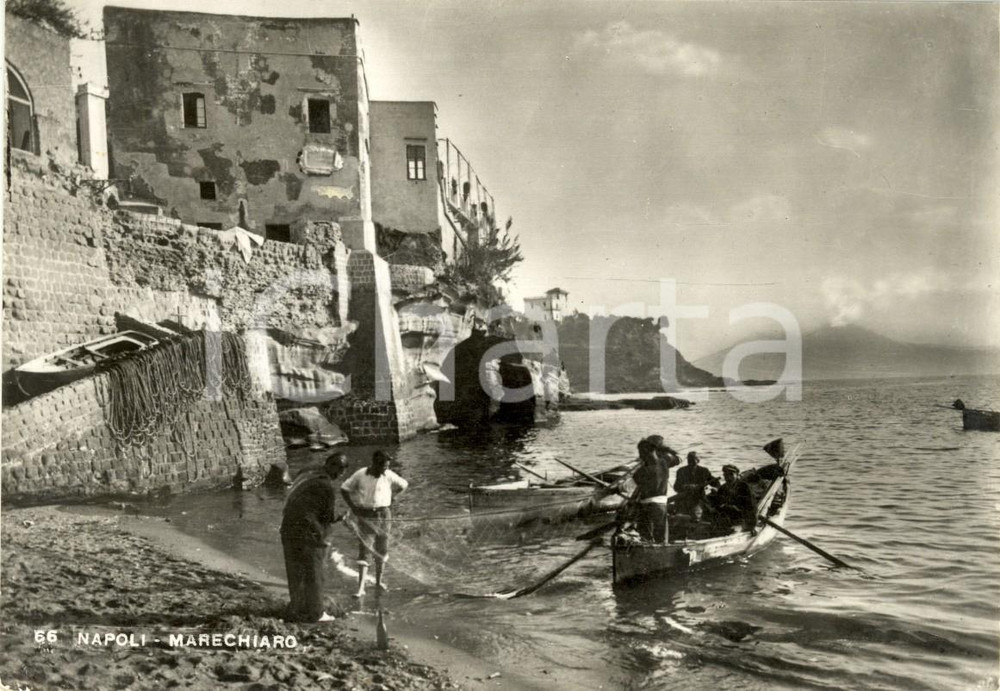 Cartolina originale da collezione 1950 ca NAPOLI Barca di pescatori sulla spiaggia di MARECHIARO Cartolina FG VG 1