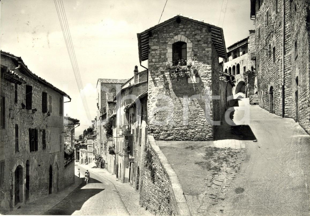Cartolina originale da collezione 1957 ASSISI PG Turisti per le vie medioevali Cartolina FG VG 1