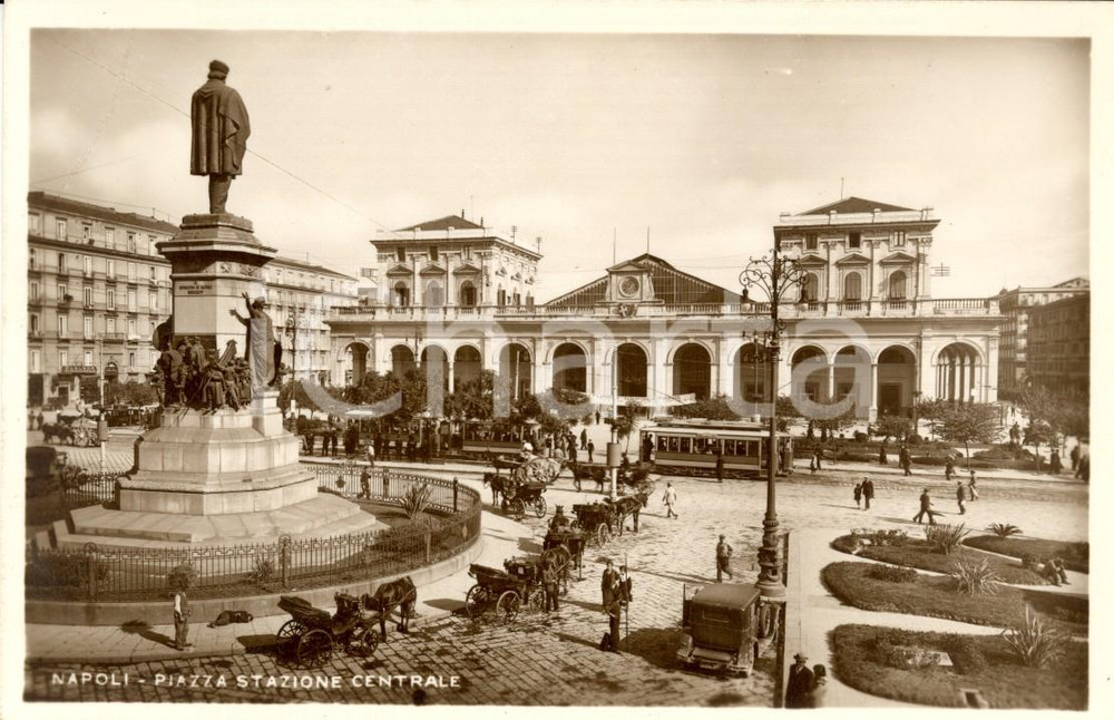 Cartolina originale da collezione 1940 ca NAPOLI Carrozze e tram in Piazza della Stazione CENTRALE Cartolina NV 1