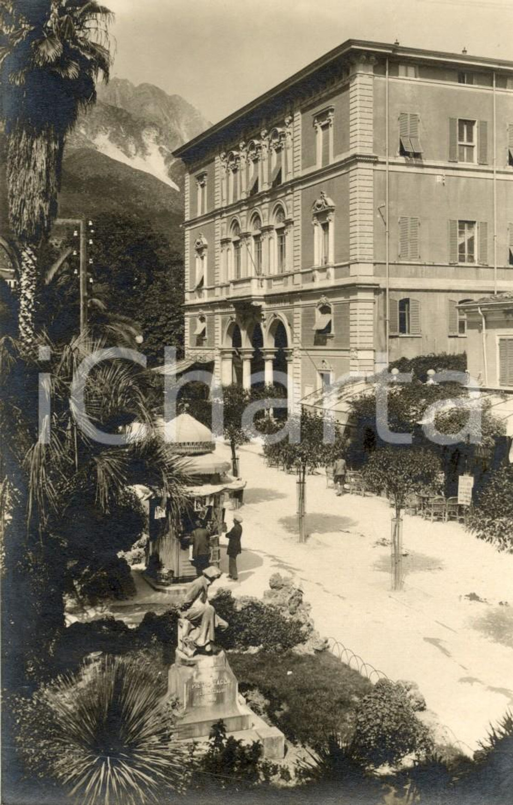 Cartolina originale da collezione 1935 ca CARRARA (MS) Regie Poste e monumento a Pietro TACCA *Cartolina FP NV 1