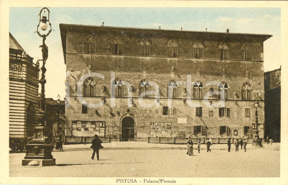 Cartolina originale da collezione 1940 ca PISTOIA Passanti davanti al Palazzo del PRETORIO Cartolina FP NV 1
