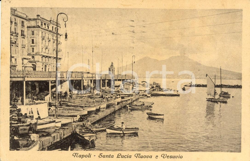 Cartolina originale da collezione 1921 NAPOLI Rione SANTA LUCIA NUOVA e VESUVIO Cartolina ANIMATA con barche VG 1