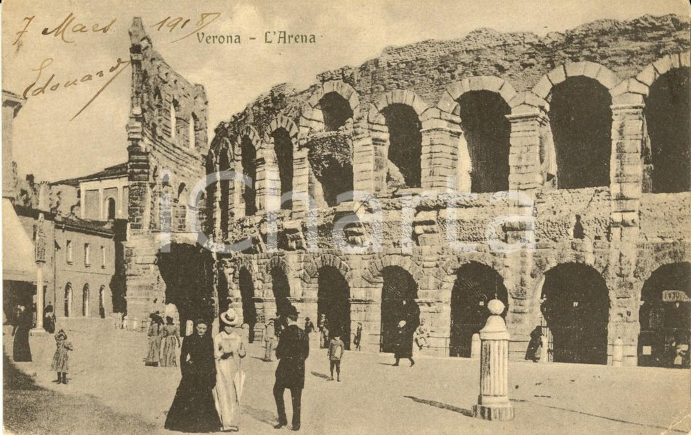 Cartolina originale da collezione 1918 VERONA Passanti davanti all'ARENA in Piazza BRA *Cartolina FP VG 1