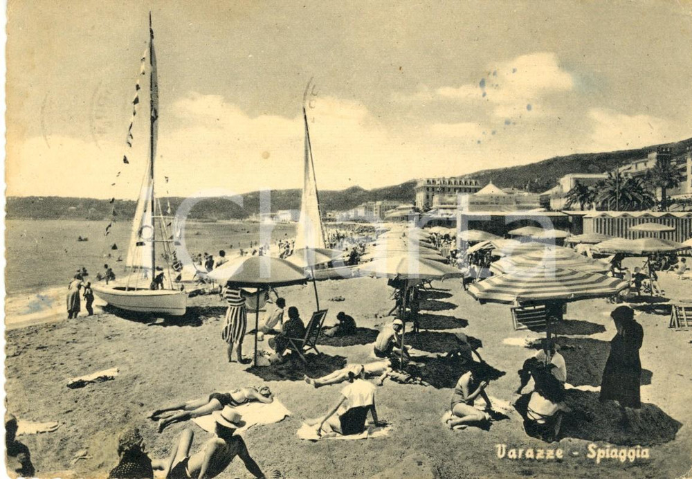 Cartolina originale da collezione 1957 VARAZZE SV Spiaggia con bagnanti e vele in secca Cartolina FG VG 1