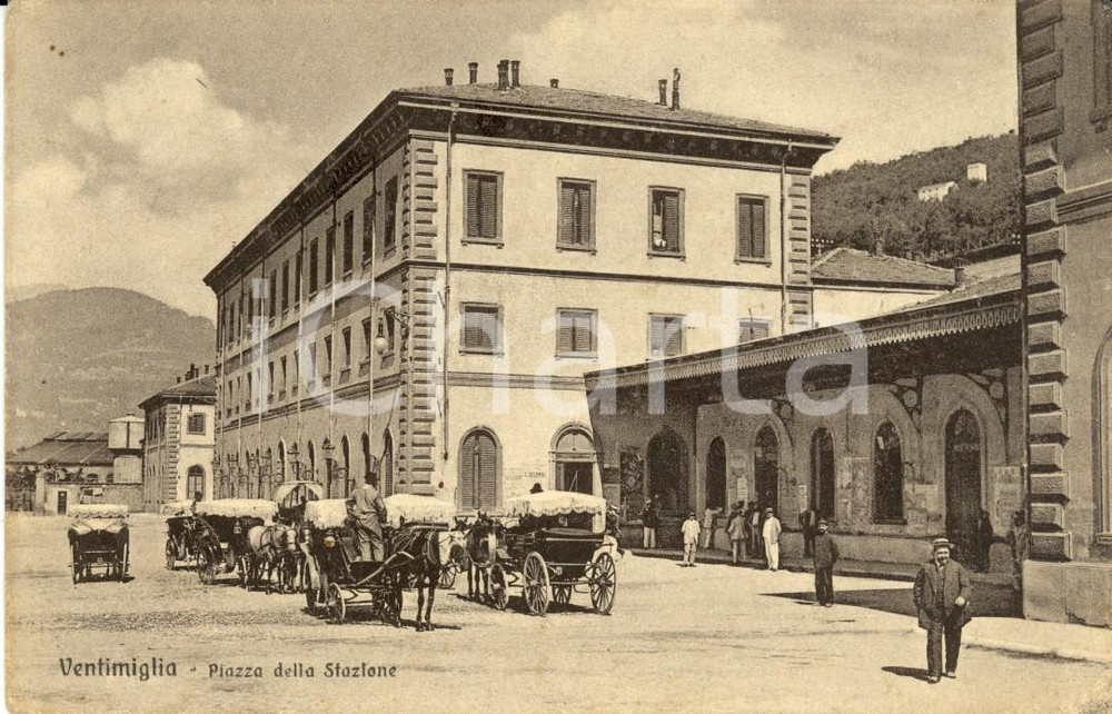 Cartolina originale da collezione 1920 ca VENTIMIGLIA (IM) Carrozze nella Piazza della STAZIONE *Cartolina FP NV 1