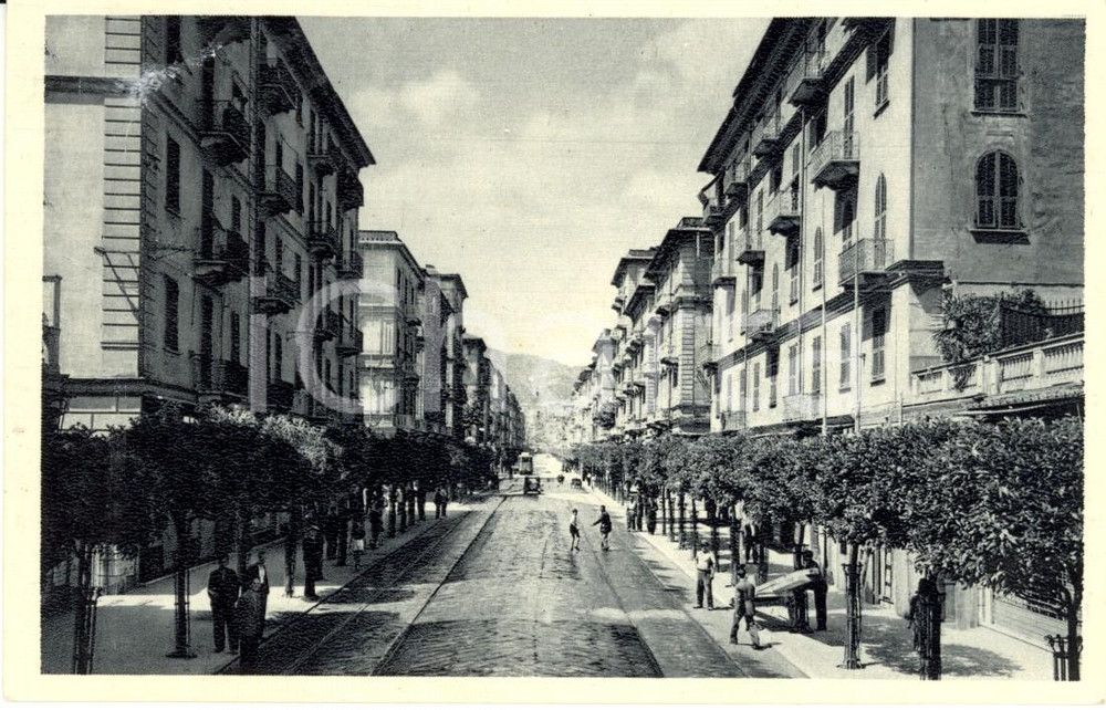 Cartolina originale da collezione 1930 ca LA SPEZIA Veduta di Corso CAVOUR con passanti Cartolina postale FP NV 1