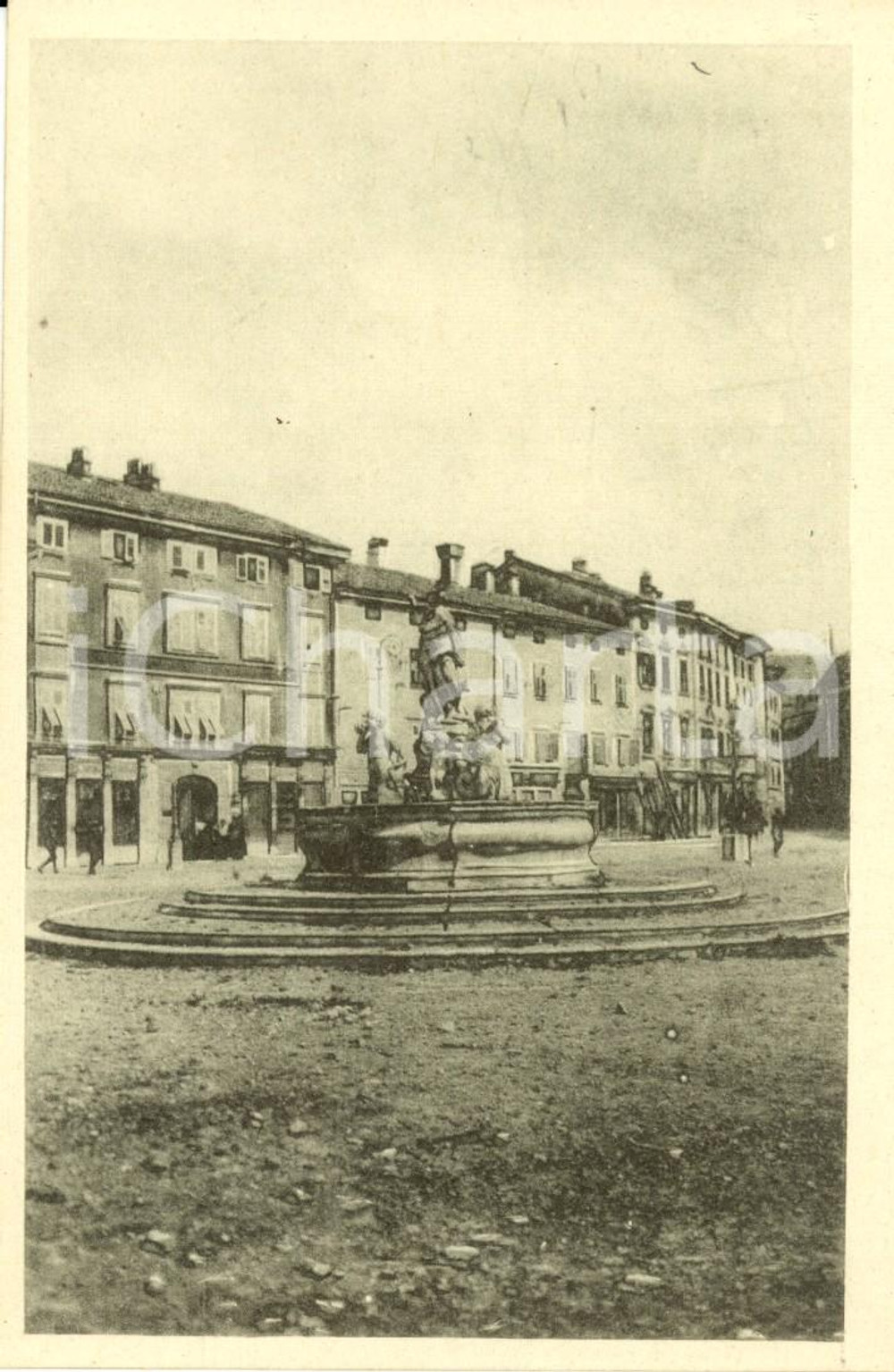 Cartolina originale da collezione 1930 ca GORIZIA La fontana di Piazza GRANDE *Cartolina postale FP NV 1