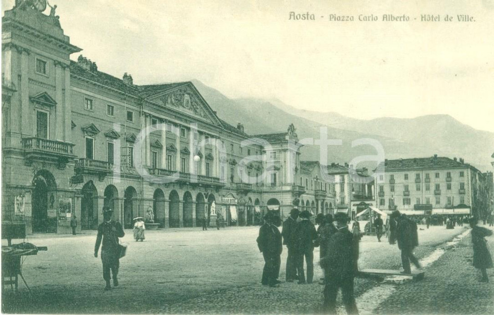 Cartolina originale da collezione 1930 ca AOSTA Piazza Carlo Alberto Hotel de Ville *Cartolina ANIMATA FP NV 1