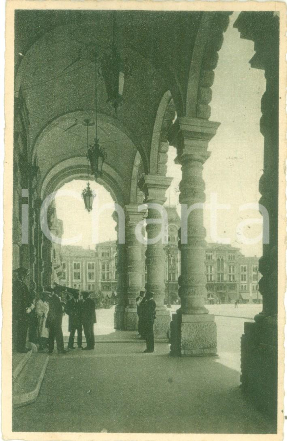 Cartolina originale da collezione 1933 TRIESTE Carabinieri nel porticato della Regia Prefettura *Cartolina FP VG 1