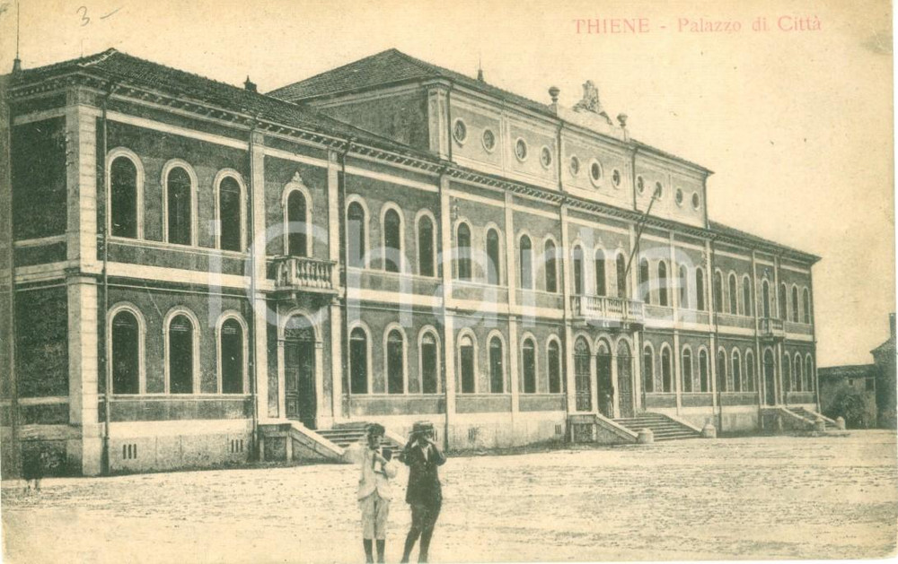 Cartolina originale da collezione 1930 ca THIENE (VI) Turiste al Palazzo di CittÃ  *Cartolina FP NV 1