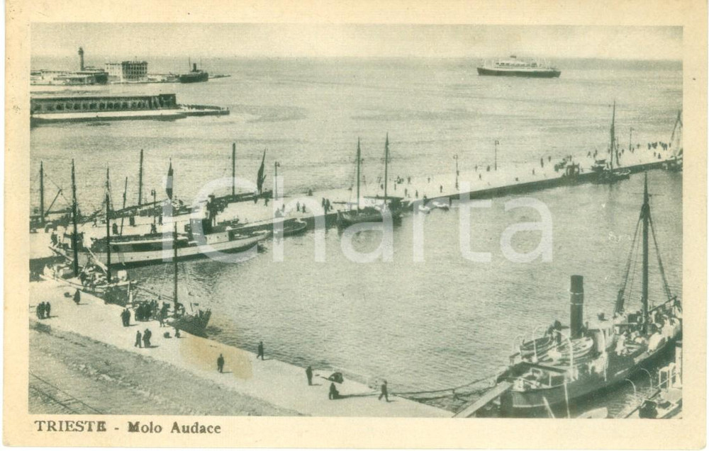 Cartolina originale da collezione 1937 TRIESTE Passanti e pescherecci al MOLO AUDACE *Cartolina FP VG 1