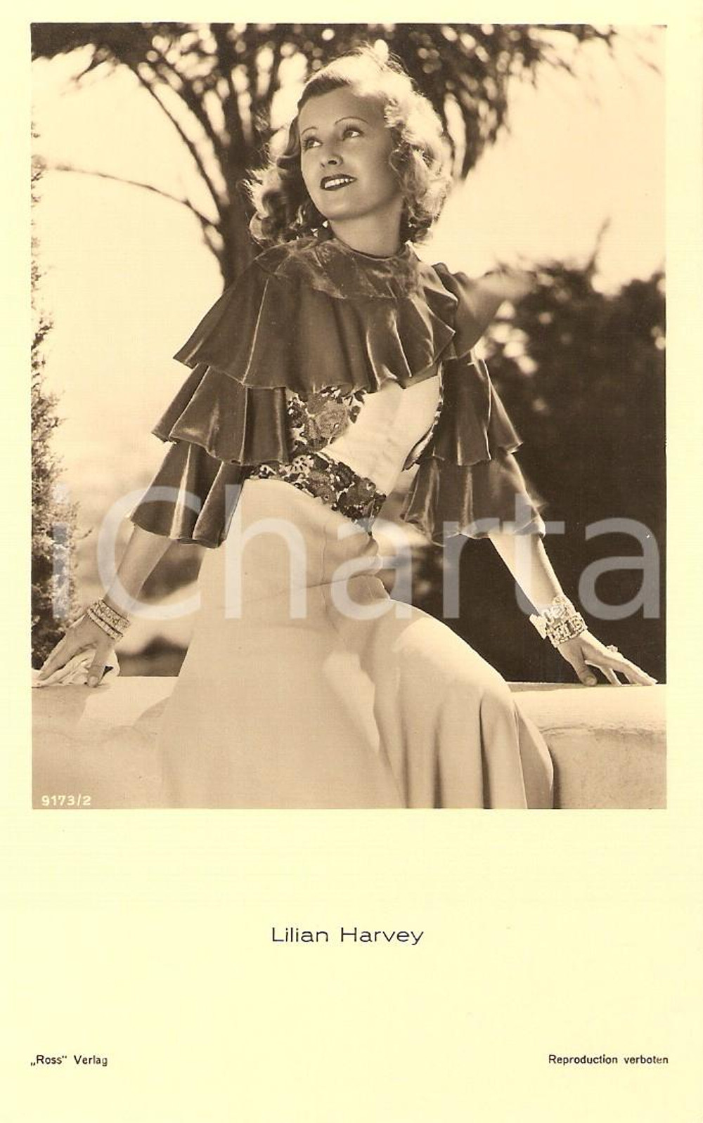 Cartolina originale da collezione 1930 ca CINEMA Actress Lilian HARVEY Portrait with bracelets *Cartolina FP NV 1