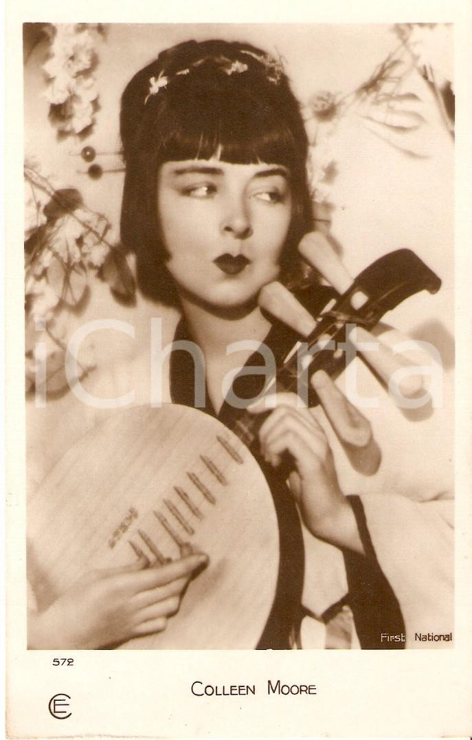 Cartolina originale da collezione 1925 ca CINEMA Attrice Colleen Moore suona strumento giapponese Cartolina FP NV 1