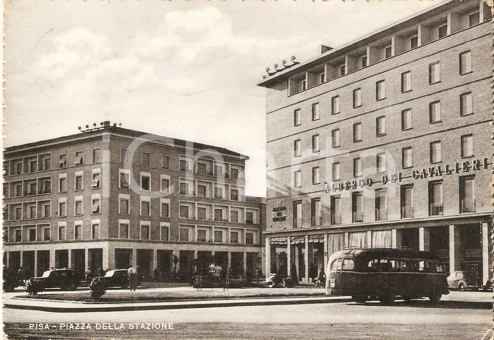 Cartolina originale da collezione 1952 PISA Piazza della Stazione con Albergo dei Cavalieri Cartolina FG VG 1