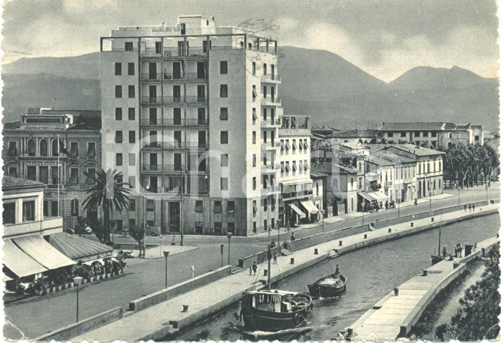 Cartolina originale da collezione 1950 circa VIAREGGIO (LU) Battelli navigano su lungo canale Cartolina ANIMATA FG 1